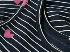 Mørkeblå Name It kjole med hvide striber og pink hjerteprint 13228172 dark sapphire whales